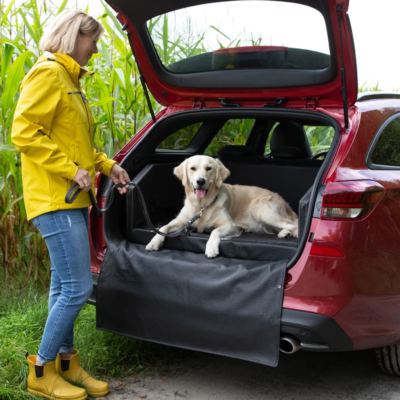 Hundebett Auto Nero – Kofferraum Reisebett, Echtlederprägung, & Gurtsystem