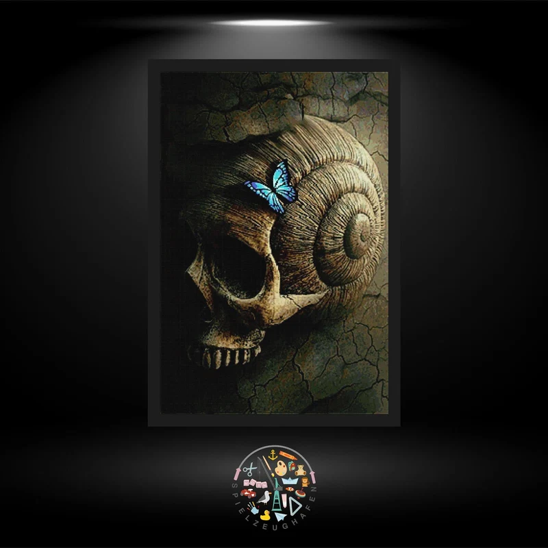 Totenkopf mit Schmetterling - Quadratisch
