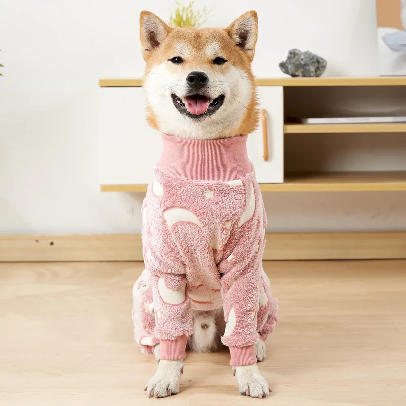 Warmer Hundepyjama für den Winter flauschig und dehnbar