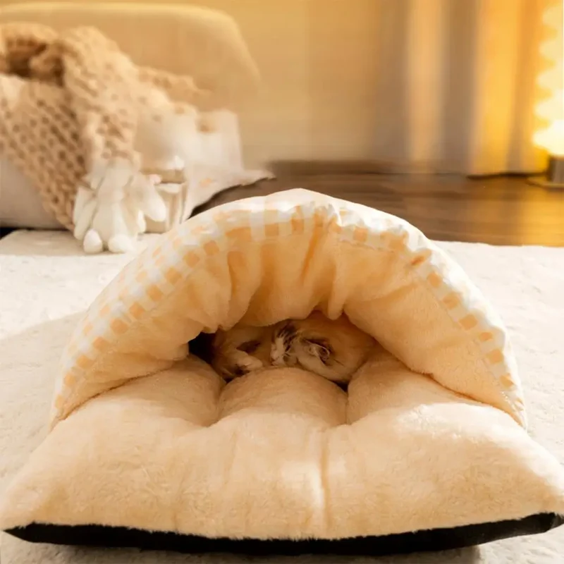 Warmer Katzen-Schlafsack als Höhle