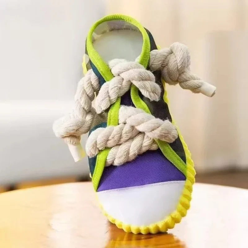 Robustes Hundespielzeug Sneaker mit Seil und Quietschfunktion