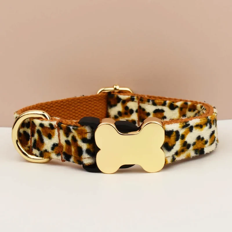 Personalisiertes Samt-Hundehalsband mit Gravur & Stil