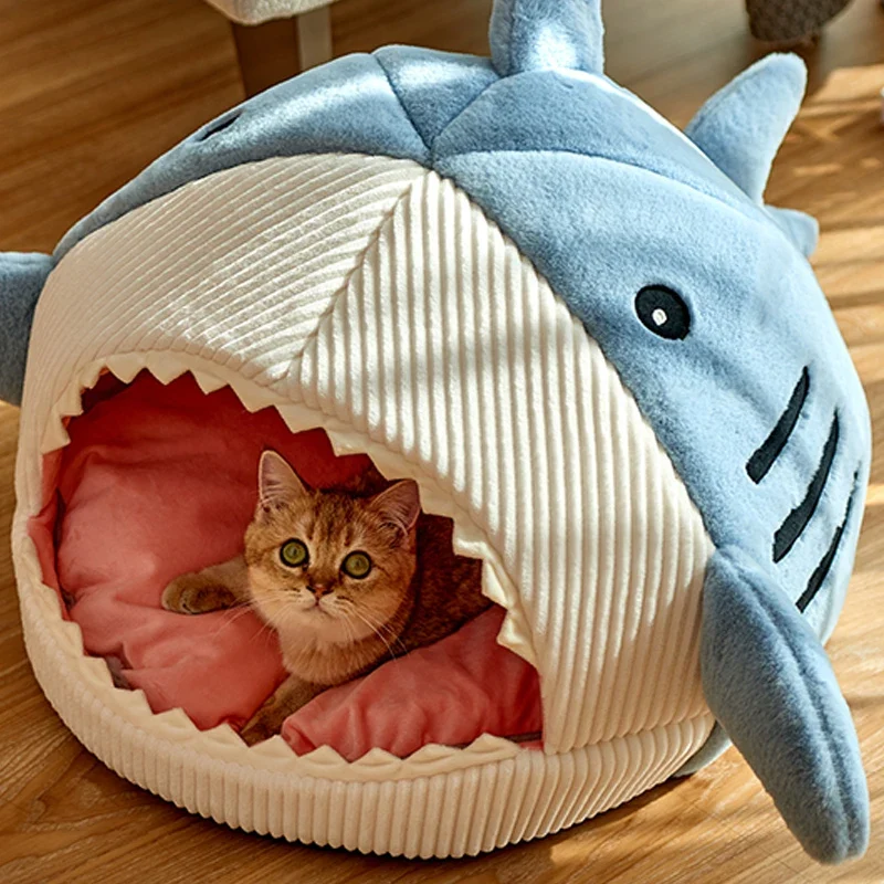 Katzenhöhle im Haifisch Design weich warm und rutschfest