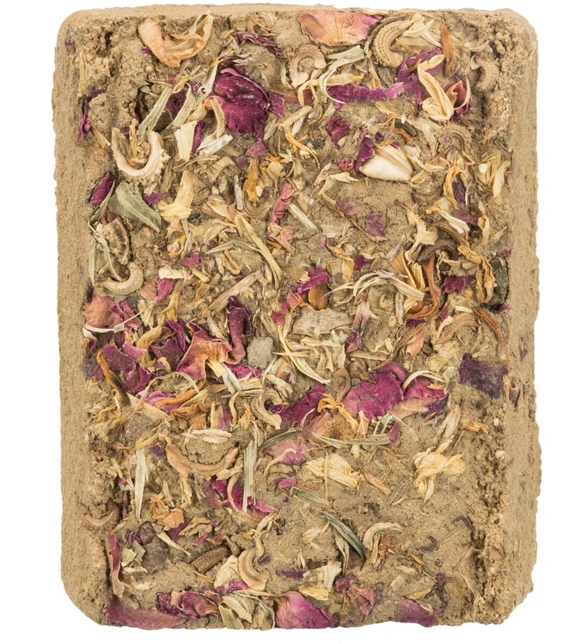 Lehmstein mit Blüten