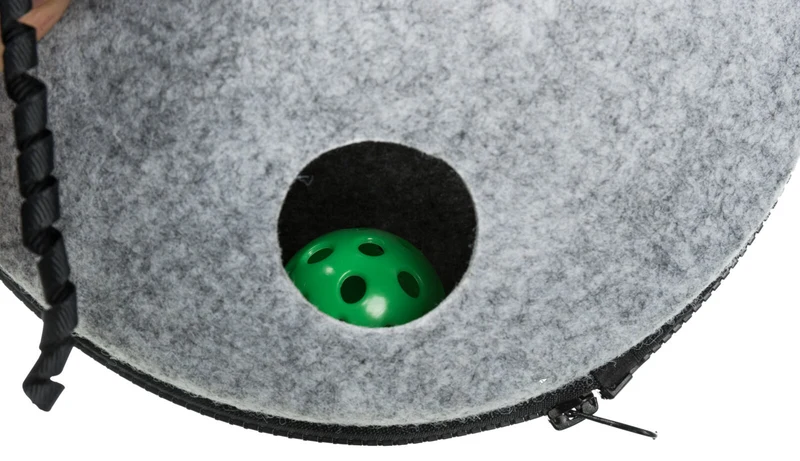 Katzenstrategiespiel Wiggle & Fumble aus Filz mit Rasselball