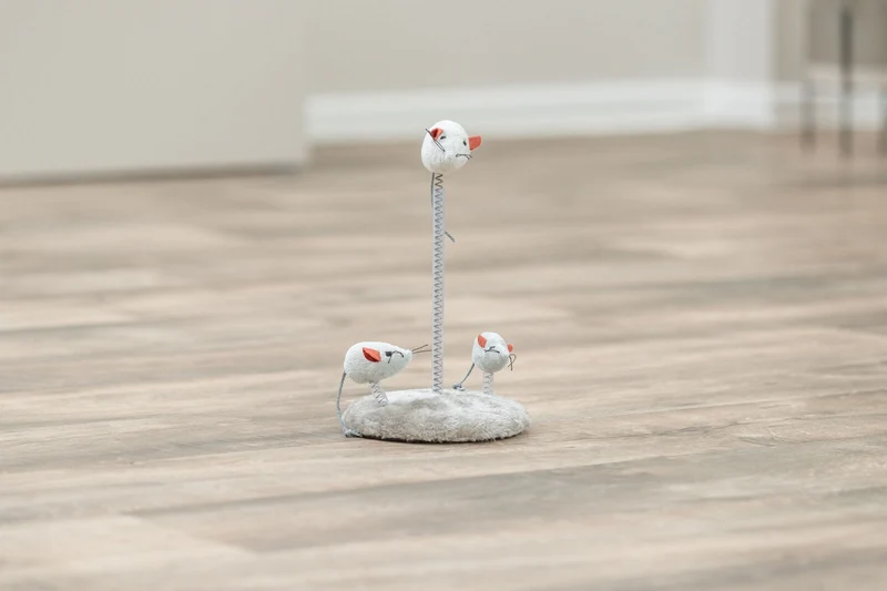 Katzenspielzeug mit wackelnden Plüschmäusen und Katzenminze
