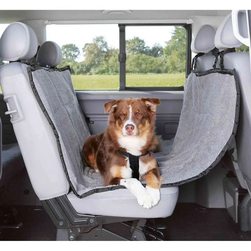 TRIXIE Autoschondecke Hund Rückbank – Lammfell-Optik, wasserabweisend, 1,45×1,60 m