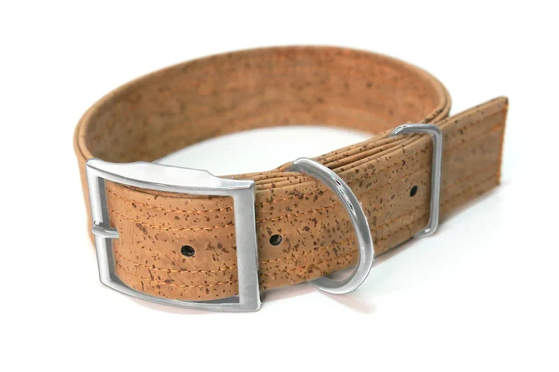 Hundehalsband mit Dornschnalle | Korkleder | Robust & Vegan | Tabak/Silber