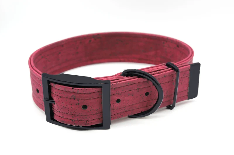 Hundehalsband mit Dornschnalle | Korkleder | Robust & Vegan | Dunkelrot/Schwarz