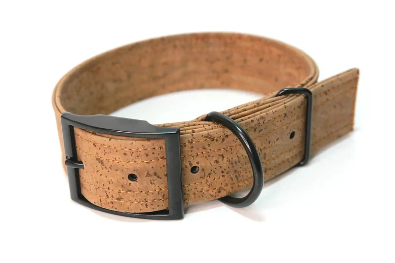 Hundehalsband mit Dornschnalle | Korkleder | Robust & Vegan | Tabak/Schwarz