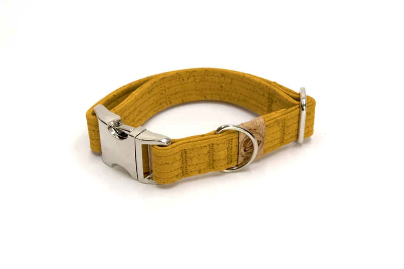 Hundehalsband mit Klickverschluss | Korkleder | Robust & Vegan | Senf/Silber