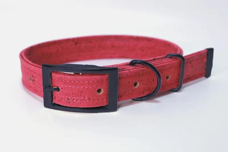 Hundehalsband mit Dornschnalle | Korkleder | Robust & Vegan | Pink/schwarz