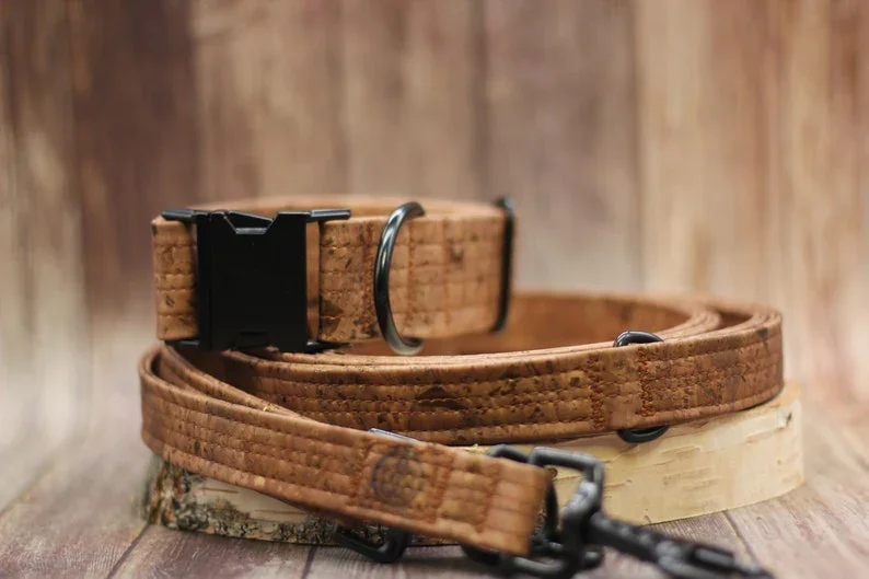 Hundehalsband mit Klickverschluss | Korkleder | Robust & Vegan | Tabak/Schwarz