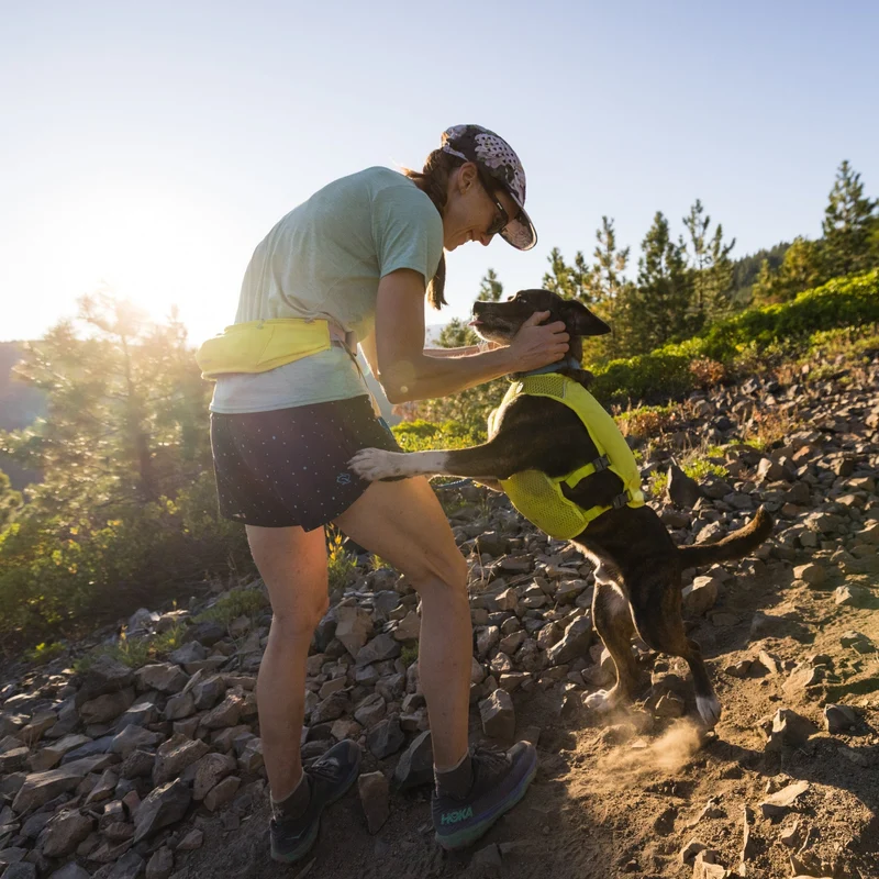 Ruffwear Trail Runner Running Vest – Ultraleichte Laufweste mit Trinkrucksack für aktive Hunde beim Joggen, Wandern & Trail Running