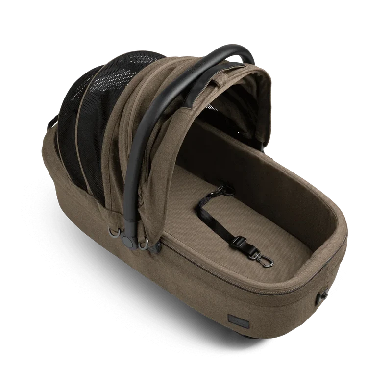 Isofix Autositz & Transportbox Maeve™ Medium Rigid von Tavo für Hunde bis 13.6 kg | GREENGUARD-Gold-Zertifizierung | Farbe: Brindle