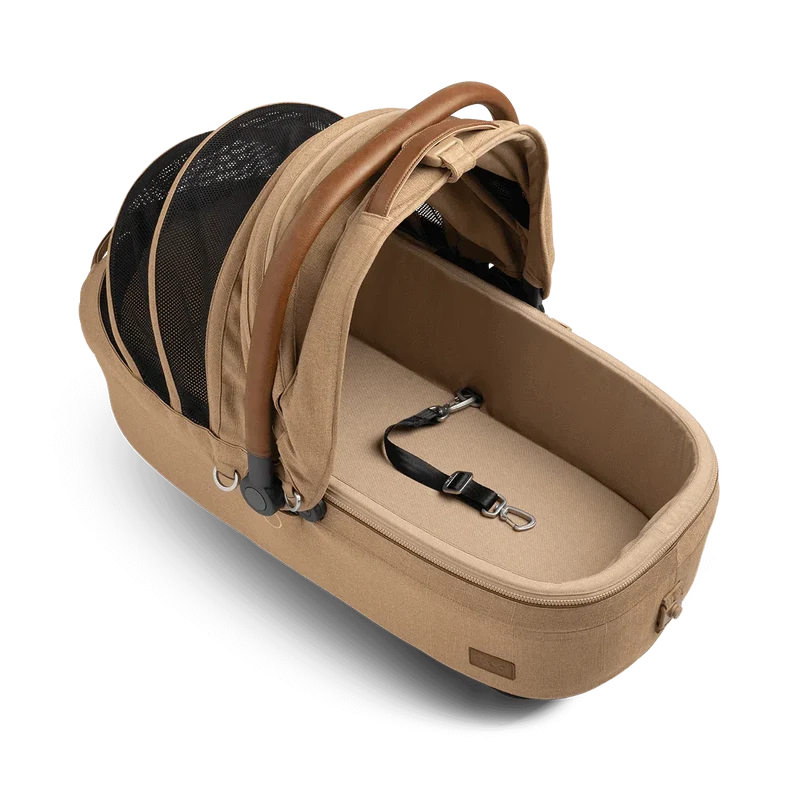Isofix Autositz & Transportbox Maeve™ Medium Rigid von Tavo für Hunde bis 13.6 kg | GREENGUARD-Gold-Zertifizierung | Farbe: Sable