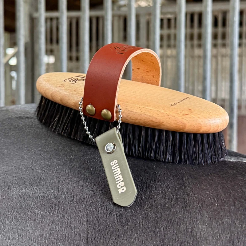 Personalisierter Anhänger für Bürsten und Putzkästen