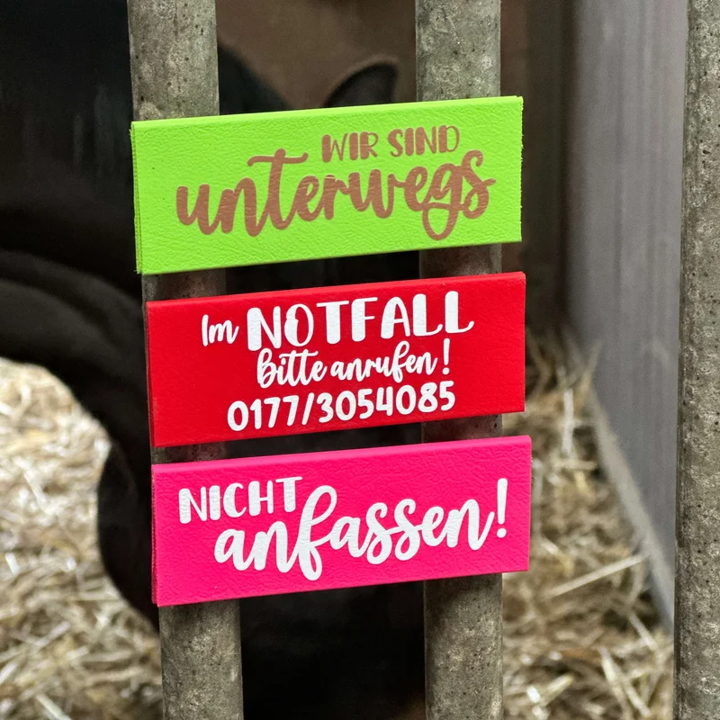 Magnetisches Boxenschild – individuell mit Text oder Notfallnummer