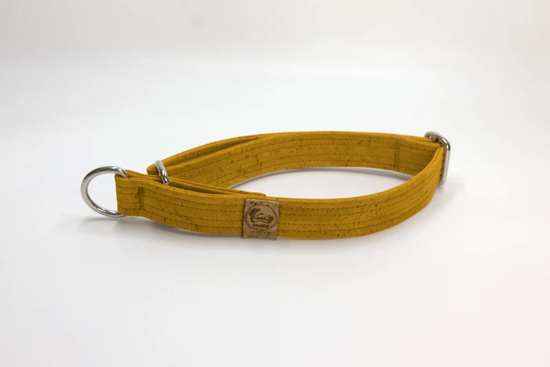 Zugstopp Halsband | Korkleder | Robust & Vegan | Senfgelb | Beschläge wählbar