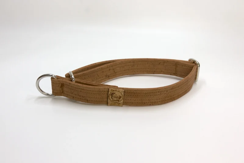 Zugstopp Halsband | Korkleder | Robust & Vegan | Tabak | Beschläge wählbar