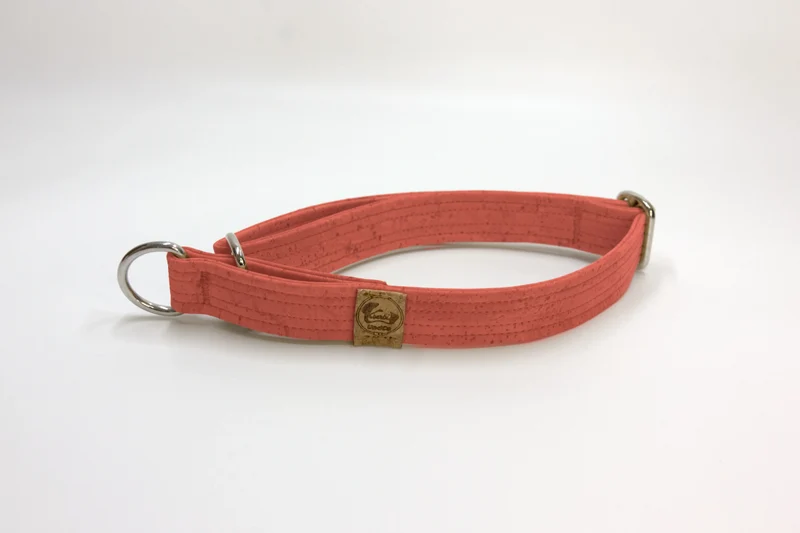 Zugstopp Halsband | Korkleder | Robust & Vegan | Coral | Beschläge wählbar