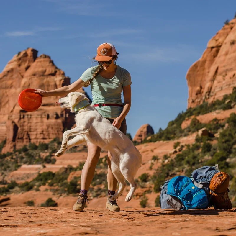 Ruffwear Camp Flyer – Premium Frisbee für Hunde, schwimmfähig, weich & robust für Apportier-Abenteuer am Wasser & Land