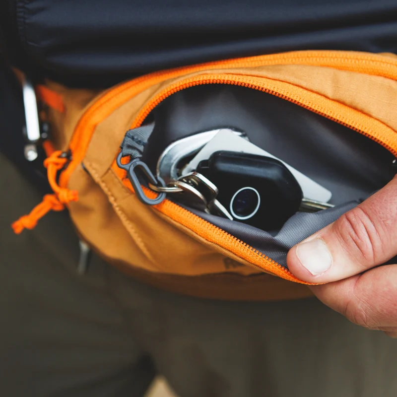 Ruffwear Home Trail Hip Pack – Hüfttasche für Hundewanderungen mit Leckerlifach, Kotbeutelspender und Handyfach – Freihändiges Gassi-Gehen leicht gemacht