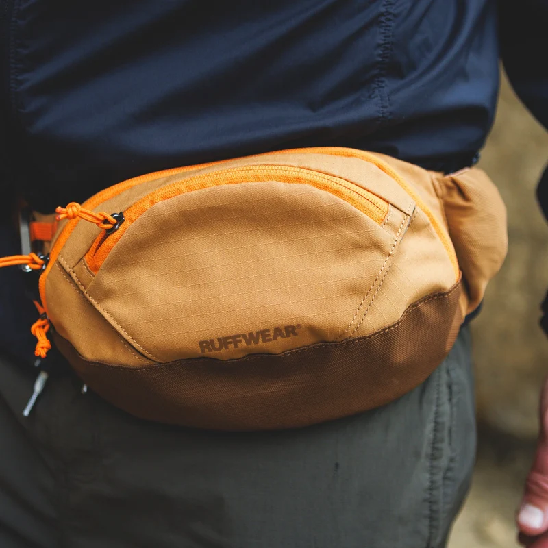 Ruffwear Home Trail Hip Pack – Hüfttasche für Hundewanderungen mit Leckerlifach, Kotbeutelspender und Handyfach – Freihändiges Gassi-Gehen leicht gemacht