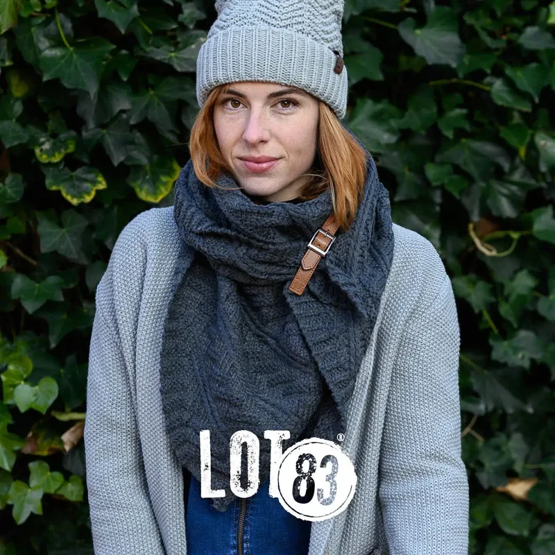 LOT 83 | Dreieckiger Strickschal Fleur