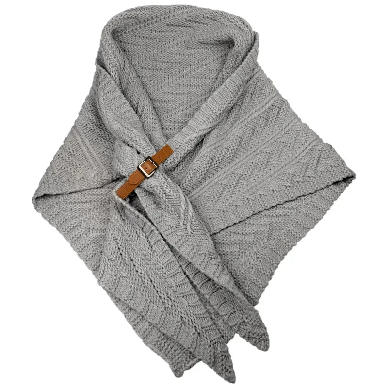 LOT 83 | Dreieckiger Strickschal Fleur