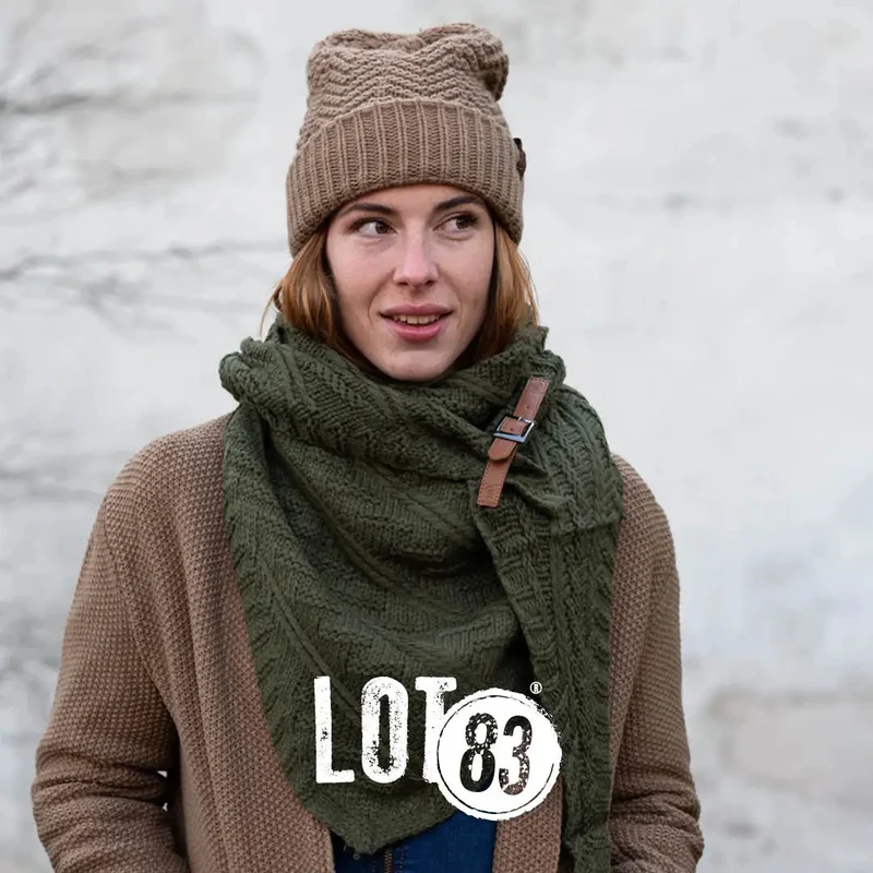 LOT 83 | Dreieckiger Strickschal Fleur