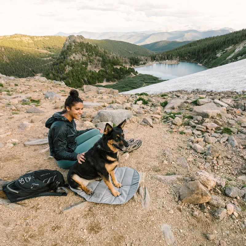 Ruffwear Highlands Pad – Ultraleichtes Outdoor-Hundebett für Auto, Camping & Abenteuer | Wasserabweisend, Maschinenwaschbar & Strapazierfähig für aktive Hunde