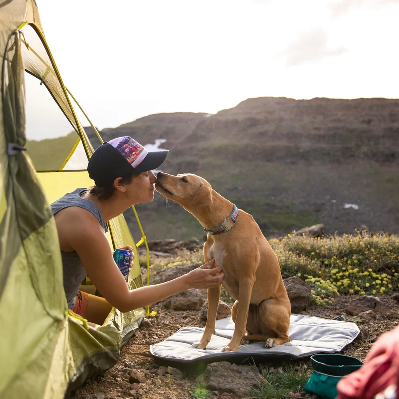 Ruffwear Highlands Pad – Ultraleichtes Outdoor-Hundebett für Auto, Camping & Abenteuer | Wasserabweisend, Maschinenwaschbar & Strapazierfähig für aktive Hunde