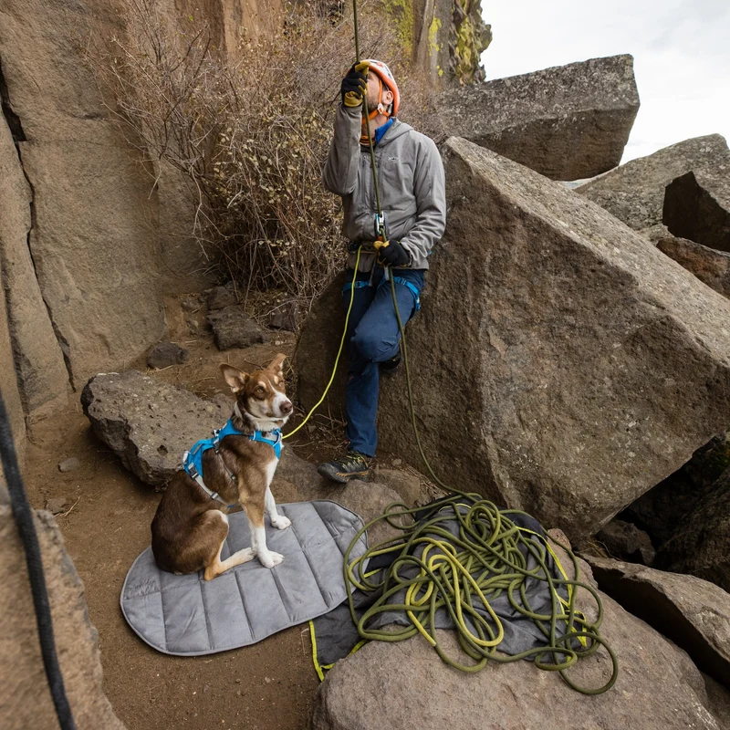 Ruffwear Highlands Pad – Ultraleichtes Outdoor-Hundebett für Auto, Camping & Abenteuer | Wasserabweisend, Maschinenwaschbar & Strapazierfähig für aktive Hunde