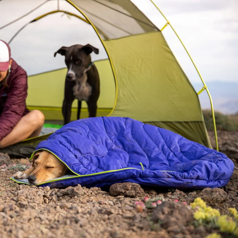Ruffwear Highlands Sleeping Bag – Isolierter Hundeschlafsack für warme, trockene Nächte beim Camping & Trekking