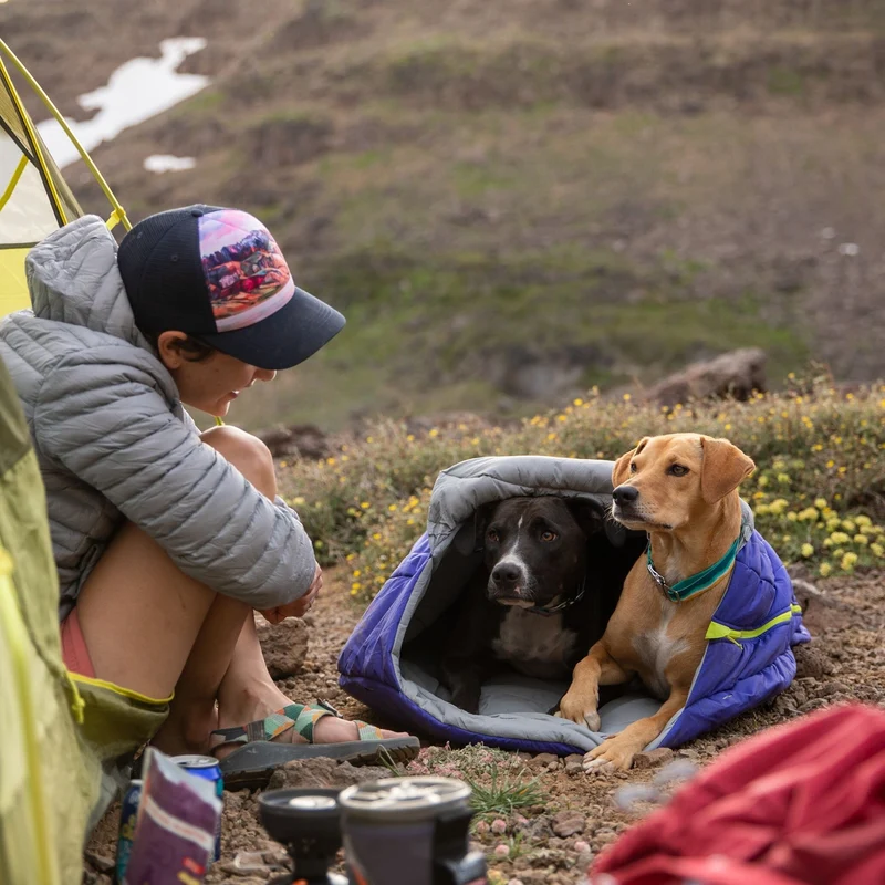 Ruffwear Highlands Sleeping Bag – Isolierter Hundeschlafsack für warme, trockene Nächte beim Camping & Trekking