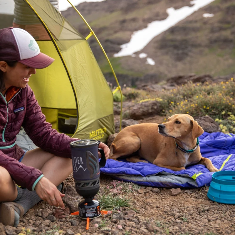 Ruffwear Highlands Sleeping Bag – Isolierter Hundeschlafsack für warme, trockene Nächte beim Camping & Trekking