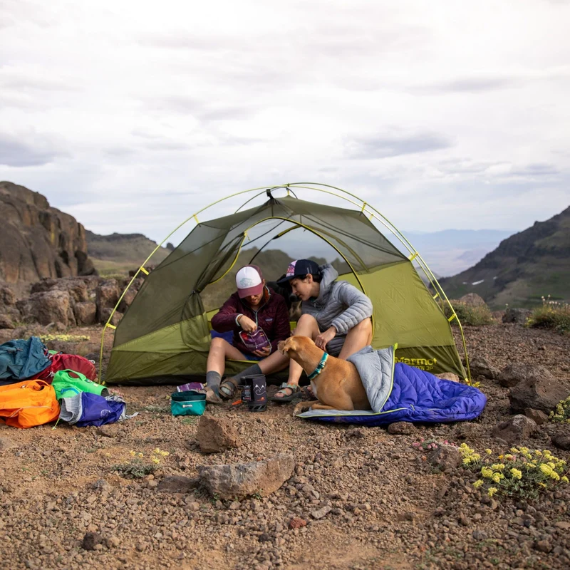 Ruffwear Highlands Sleeping Bag – Isolierter Hundeschlafsack für warme, trockene Nächte beim Camping & Trekking