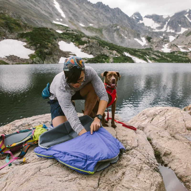 Ruffwear Highlands Sleeping Bag – Isolierter Hundeschlafsack für warme, trockene Nächte beim Camping & Trekking